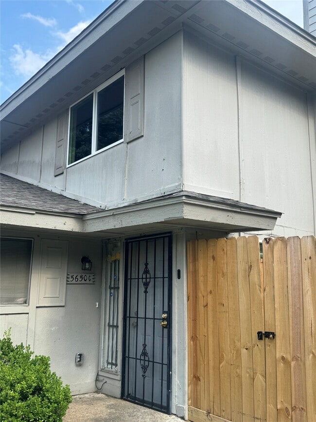 Building Photo - 5650 Birchmont Dr Unit C