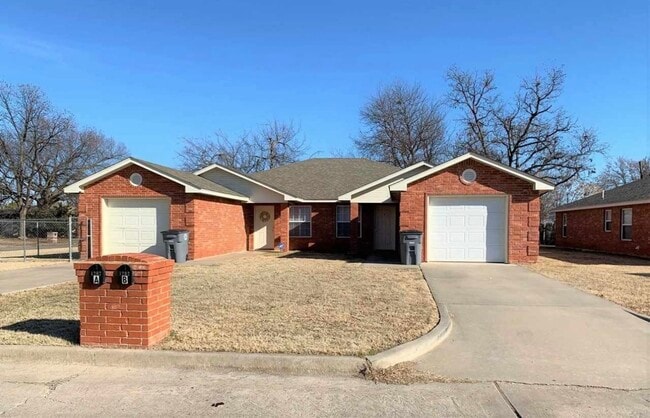 Building Photo - 1202 SW 25th St Unit B