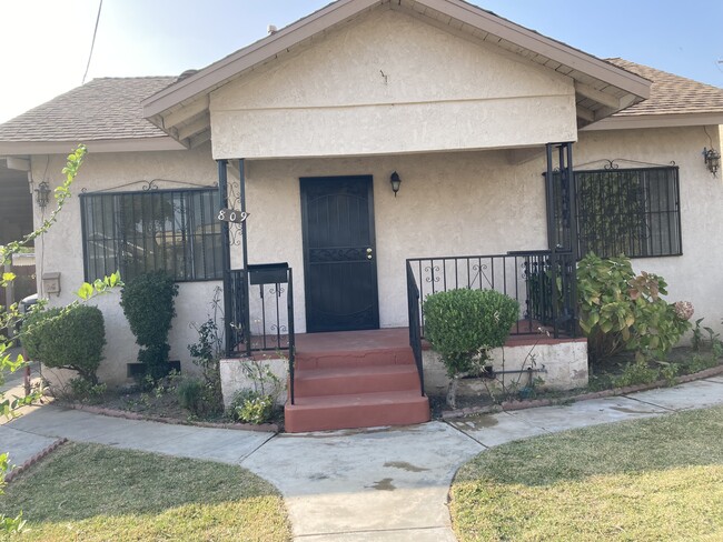 Front Entry - 809 S Rowan Ave Casa