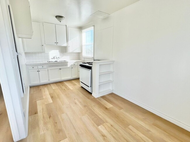 Photo - Bright Upstairs End-Unit 1 Bed / 1 Bath with Garage Options in Quiet Bixby Knolls Community Unidad 4548  4