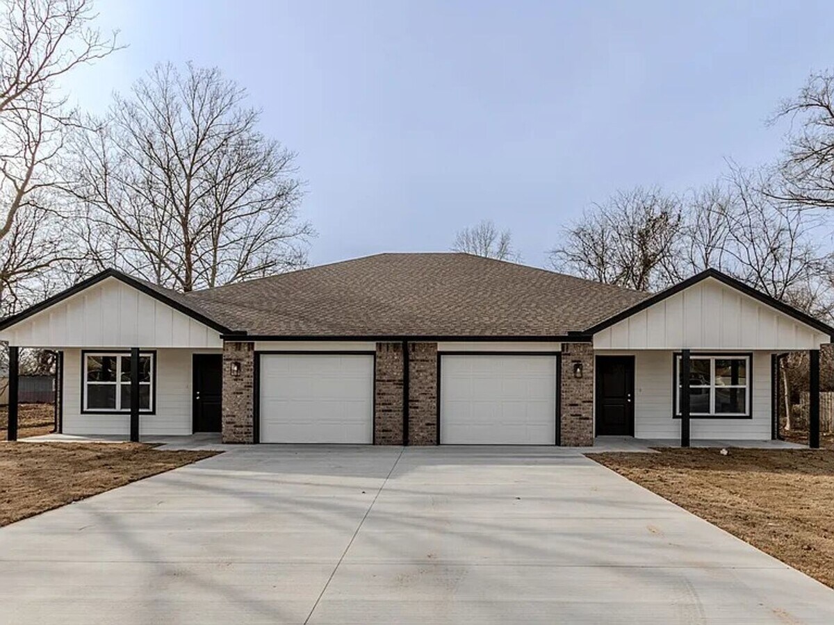 3 Bed | 2 Bath Luxury Duplex - 3 Bed | 2 Bath Luxury Duplex