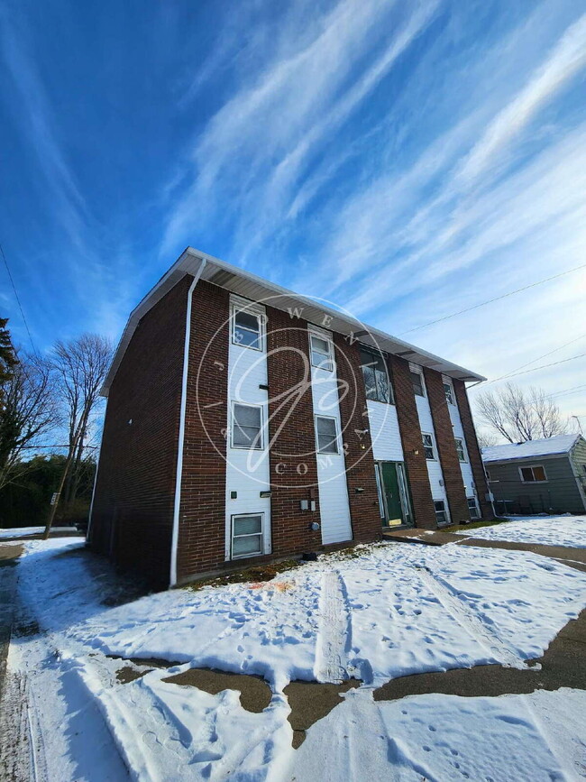 Building Photo - Clean & Affordable 2-Bedroom – Move-In Ready – East Toledo Unit #6