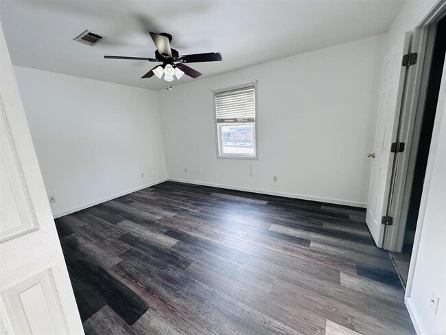 Photo - 211 Leonard St