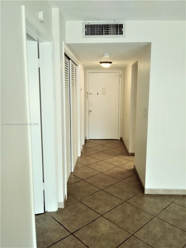 Photo - 16701 NE 14th Ave Unidad 206
