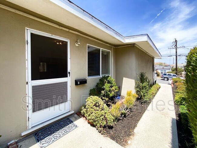 Photo - 2204 Carnegie Ln Unidad #A Rental