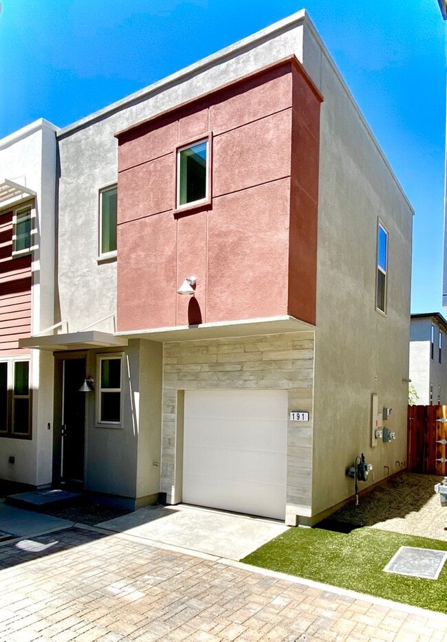 Building Photo - First Month Rent: FREE (with approved lease terms)