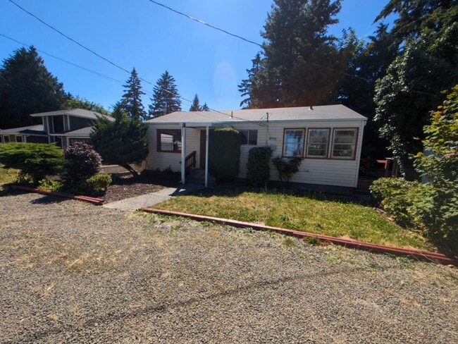 Building Photo - A Quarky Bremerton Original! Tons of Space...