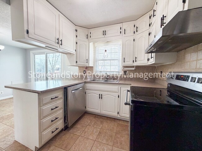 Photo - 4 bedroom 2 bath on quiet street in Briarwood