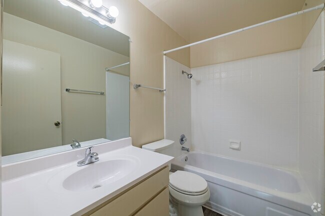1BR, 1BA - 660SF - Bathroom
