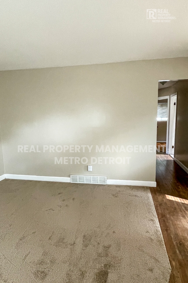 Photo - 20215 Woodward St