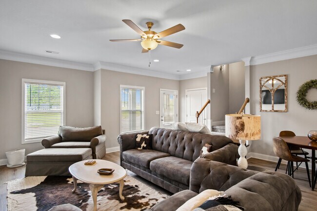 Photo - 274 Broadberry Ave