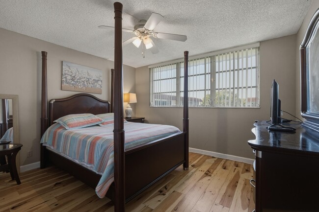 Photo - 9420 S Hollybrook Lake Dr Unidad 304