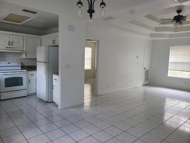 Building Photo - 1101 Lexington Cir Unit 3