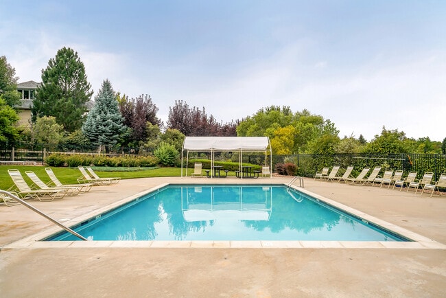 Photo - 534 Sawtooth Point