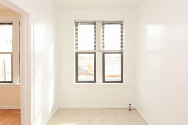 Photo - 2704 N Sawyer Ave Unit 203