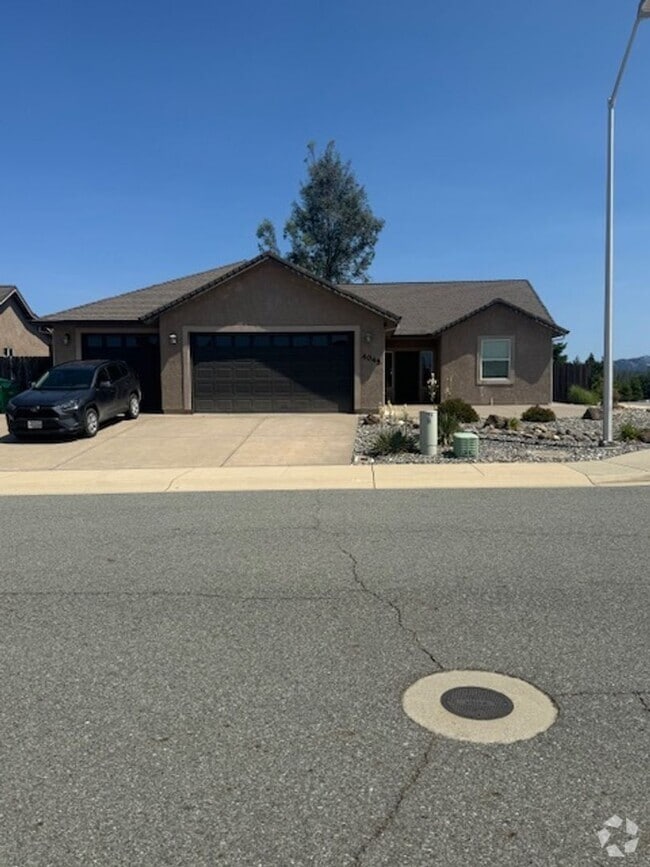 Building Photo - Beautiful Shasta Lake home with Landscapin...
