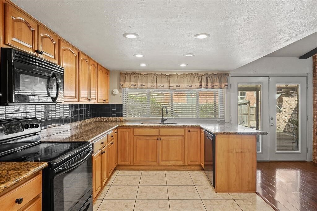 Photo - 5619 Pine Row