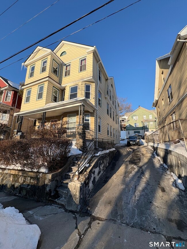 Building Photo - 37 Eastwood Ave Unit 2