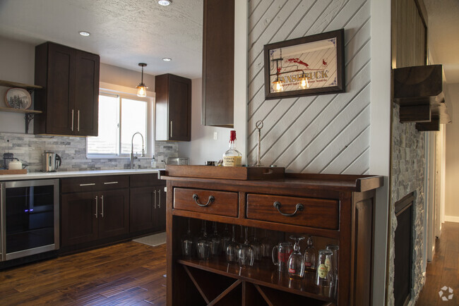 Building Photo - 395 Aspen Dr Unit B Rental