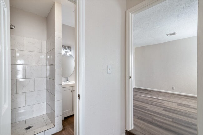 Photo - 5825 Southurst St