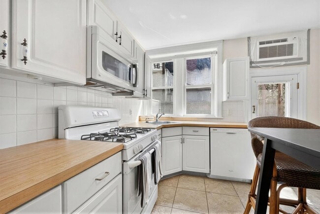 Building Photo - 105 8th St Unit 1