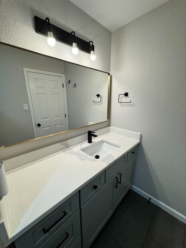 Building Photo - 1004 E Red Cedar Cir