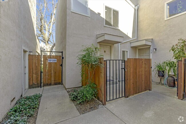 Building Photo - 1896 San Vincente Dr Rental