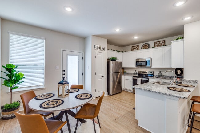 Photo - 13814 Enzo Gate