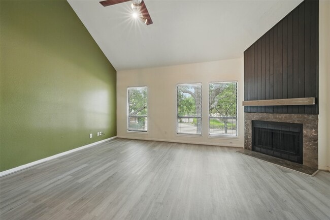 Building Photo - 4144 Greystone Way Unit 305 Rental