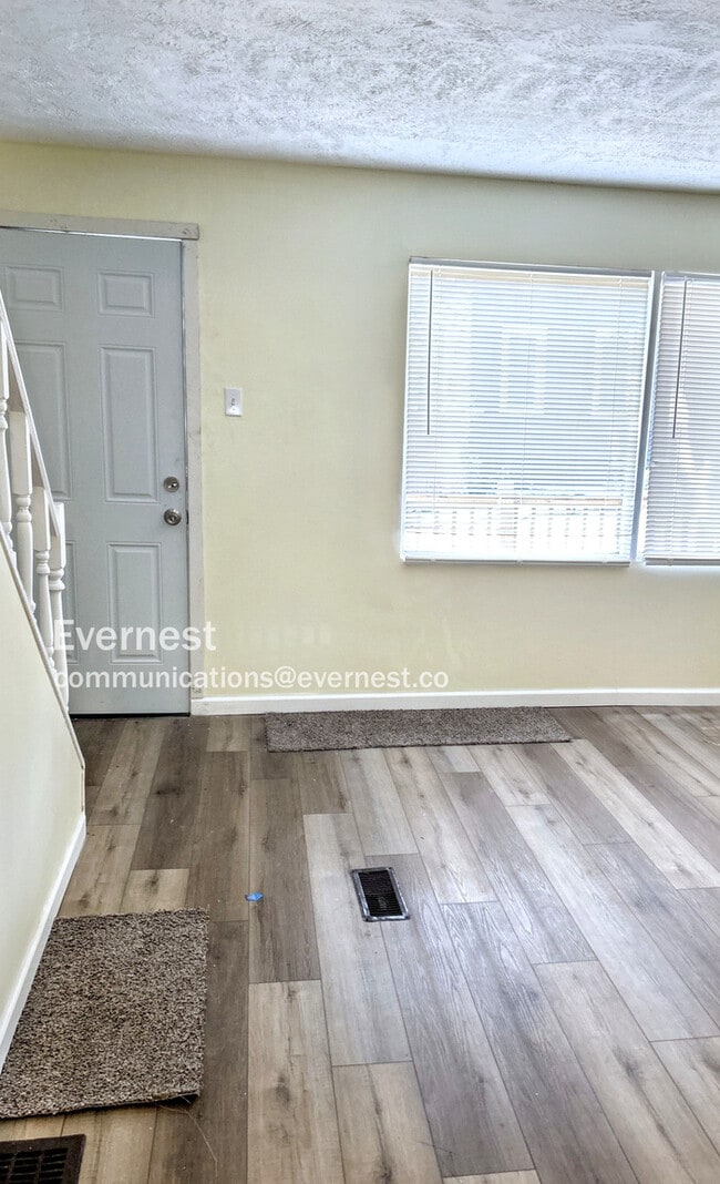 Photo - 1050 Holmden Ave