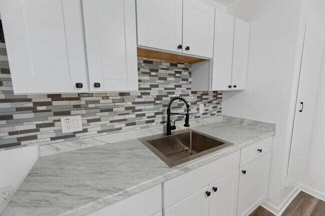 Photo - 404 Middle Ln