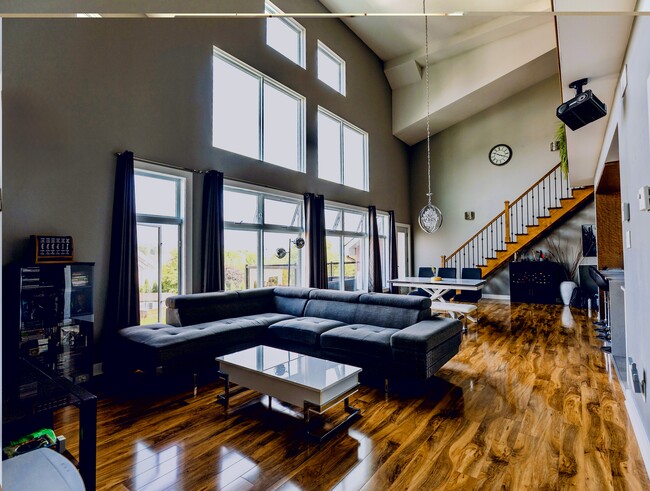 Building Photo - 260 Boul D'europe