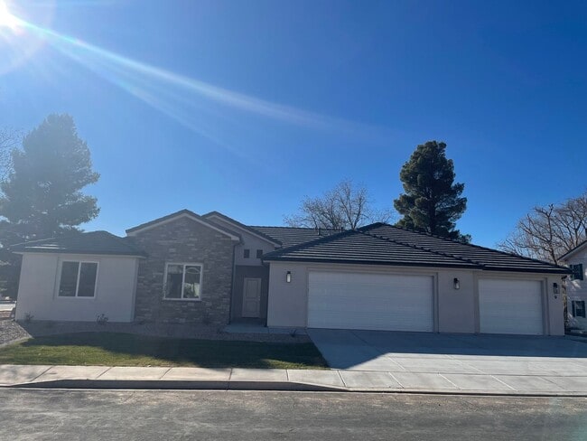 Building Photo - Beautiful home in La Verkin!