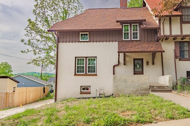 Building Photo - 3 Bedroom/1 Bath Townhouse - Kingsport, TN