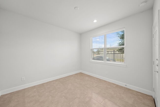 Photo - 3006 Charline