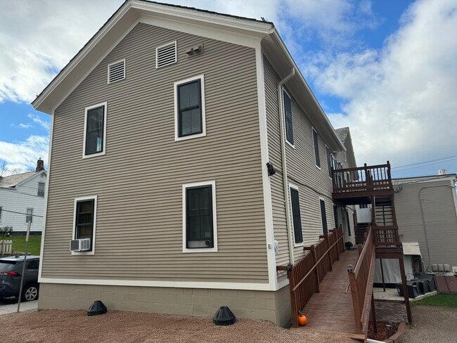 Building Photo - 10 Barrett St Unit Central Bend Flats C