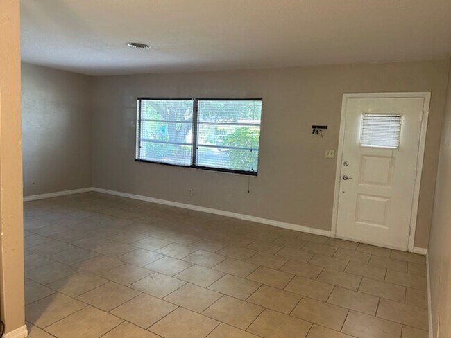 Photo - Beautifully landscaped 2/1/1 Jungle Prada ...