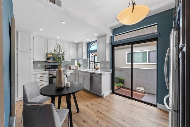 Photo - Charming 2 Bedroom 2 Bath In Beautiful Hillcrest