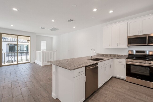 Building Photo - Like New Luxurious Modern 3 Bedroom 2 Bath...