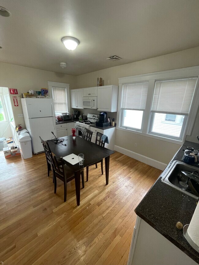 Building Photo - 98 W Quincy St Unit 2