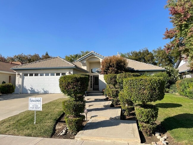 Building Photo - Beautiful South West Visalia home Near El Diamante school with a pool!!