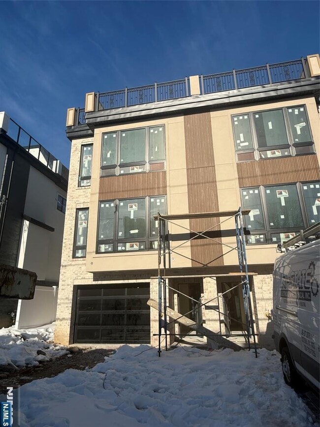 Building Photo - 45 Lincoln Ave