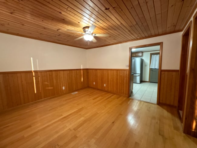 Photo - 464 N Maple St