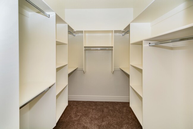 Photo - Luxury 5 Bedroom 3 Bath with Upscale Ameni...