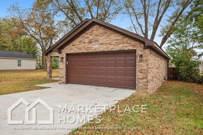 Photo - 2102 Moss St