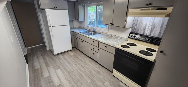 Photo - 219 E Oak St