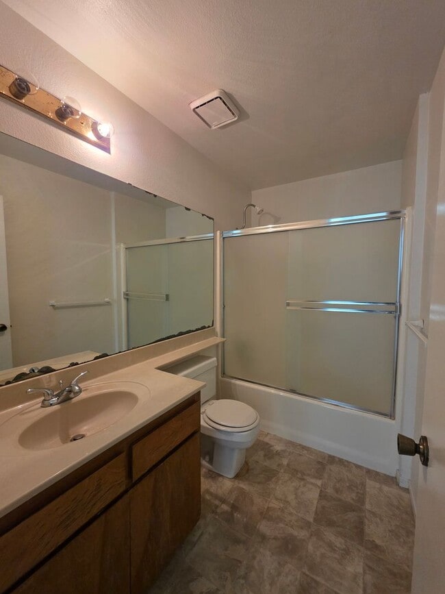 Photo - 1128 N Manzanita St