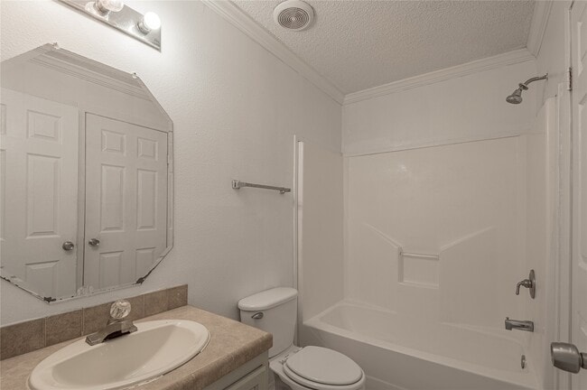 Building Photo - 112 Varsity Dr