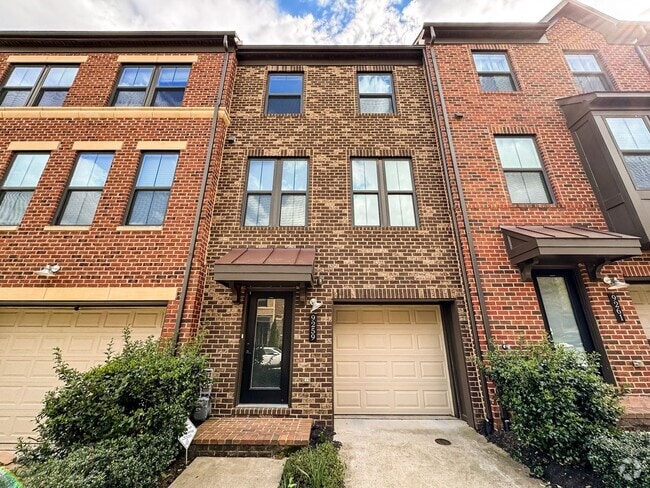 Building Photo - Stunning 3 Bed 3.5 Bath Townhome With Atta...