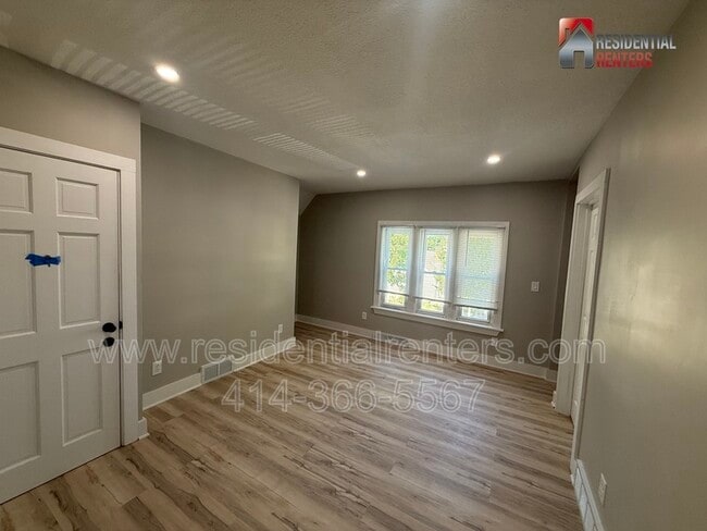 Photo - 845 S 75th St